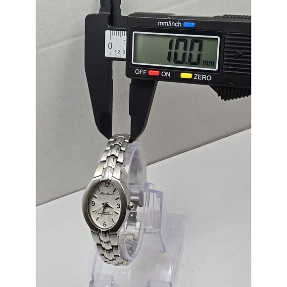 Eddie Bauer Womens Quartz Oval Watch 100 Feet Water Resistant New Battery Petite - Picture 5 of 9